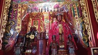 Altar persembahyangan utama berisi patung Dewi Laut Shui Wei Shen Niang. Altar ini usianya juga sudah ratusan tahun, namun kondisinya masih sangat bagus dan tidak rusak dimakan usia. Foto: Triwidiyanti/detikBali