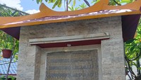 Tepat di depan halaman kelenteng terdapat prasasti berusia ratusan tahun. Prasasti ini bertuliskan puluhan nama marga atau warga pelaut dari Hainan yang mendirikan Caow Eng Bio pada tahun 1548. Foto: Triwidiyanti/detikBali