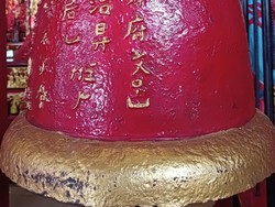 Lonceng di Caow Eng Bio ini berusia sekitar 200 tahun dan dibawa para pelaut Hainan saat mereka singgah di Teluk Tanjung Benoa. Lonceng yang dipergunakan untuk sembahyang ini tampak masih kokoh. Foto: Triwidiyanti/detikBali