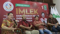 Dia membeberkan bentuk diskriminasi lain yang dialaminya. Di antaranya tidak diperbolehkan menonton film bahasa Mandarin hingga KTP yang ditandai sebagai keturunan Tionghoa.