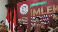 Diskriminasi yang sama juga dialami mantan Wali Kota Singkawang, Hasan Karman. Hasan mengaku sempat takut saat hendak mencalonkan diri sebagai wali kota. Hasan bersyukur dirinya dibantu oleh Institut Kewarganegaraan Indonesia (IKI) selama masa kepemimpinannya. Dia mengatakan pengurusan perpindahan surat kewarganegaraan dapat selesai dengan hadirnya IKI.