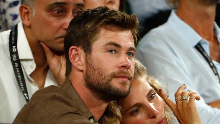 MELBOURNE, AUSTRALIA - JANUARY 28:  Chris Hemsworth and his wife Elsa Pataky watch the mens singles final match between Roger Federer of Switzerland and Marin Cilic of Croatia on day 14 of the 2018 Australian Open at Melbourne Park on January 28, 2018 in Melbourne, Australia.  (Photo by Michael Dodge/Getty Images)