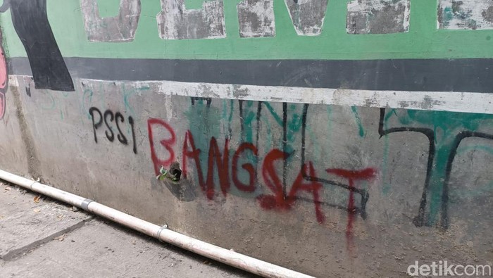 Coretan dinding berisi PSSI bangsat yang muncul di Medan