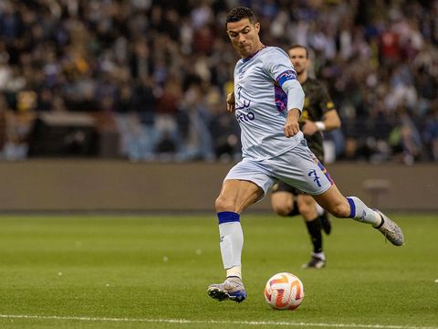 Cristiano Ronaldo (7) dari Riyadh All-Stars beraksi selama pertandingan sepak bola Piala Musim Riyadh antara Riyadh All-Stars dan Paris Saint-Germain di Stadion King Fahd di Riyadh, Arab Saudi pada 19 Januari 2023. (Mohammed Saad/Anadolu Agency via Getty Images)