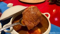 Nasik Smoor Lidah Babah (Rp 95.000++) jadi salah satu menu andalan. Lidahnya empuk juicy dengan balutan bumbu semur yang gurih manis.
