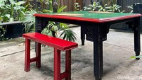 Ada juga area outdoor yang asri karena dikelilingi tanaman dan pepohonan. Cocok buat tempat santap sore hari.