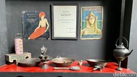 Bersantap di sini tak ubahnya mampir ke museum Peranakan. Pengunjung bisa melihat berbagai alat masak khas dapur Babah.