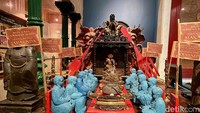 Jelang Imlek kemarin, Dapur Babah Elite memajang diorama dewa-dewa dapur. Mereka digambarkan memiliki tugas untuk bikin makanan enak dan membawa keberkahan. 