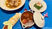 Makan di Dapur Babah paling enak dengan konsep makan tengah. Kamu bisa mencicipi beragam makanan bersama-sama dalam satu meja.
