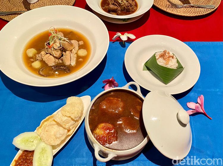 Ada Semur Lidah dan Ayam Hong Enak di Resto Peranakan Bernuansa Klasik