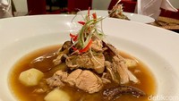 Ada juga Ayam Pongteh Babah (Rp 108.000++). Ayam pongteh dibumbui dengan tauco dan ragam rempah khas peranakan.