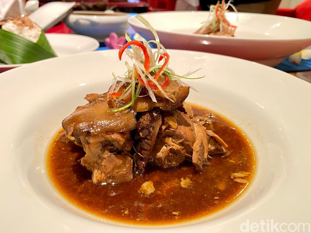 Dapur Babah Punya Semur Lidah dan Ayam Hong yang Lezatnya Juara