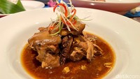 Terinspirasi babi hong, ini ayam hong yang dibuat dengan rempah ngohiong dan kecap manis sebagai bumbu utamanya. Selintas mirip semur.