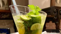 Dapur Babah Elite enyediakan Batavia Mardigras. Mocktail ini diracik dari jus jeruk, air lemon, gula pasir, simple syrup, dan daun mint yang ditumbuk.