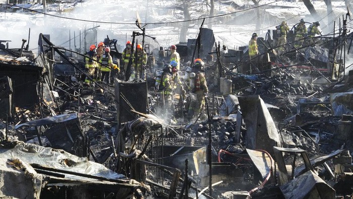 Desa Guryong yang merupakan salah satu area kumuh di Seoul, Korea mengalami kebakaran. Puluhan rumah hancur dan 500 orang dievakuasi.