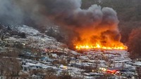 Seperti dilansir Reuters, Jumat (20/1/2023), otoritas pemadam kebakaran setempat melaporkan bahwa api pertama muncul sekitar pukul 06.27 waktu setempat di area Desa Guryong, Seoul bagian selatan, yang menjadi lokasi tempat tinggal 660 keluarga. REUTERS/KIM HONG-JI