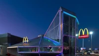 Tak hanya pemandangan pada siang hari yang indah, McD Roswell, Amerika Serikat ini juga menyala saat malam hari. Ketika hari mulai gelap, desain restorannya tampak seperti UFO. Foto: Architectural Digest