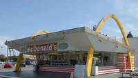 Jika penasaran dengan restoran McD yang pertama di dunia, kamu bisa menyambangi McD Downey, Amerika Serikat. Garis melengkung berwarna kuningnya masih dipertahankan. Foto: Architectural Digest