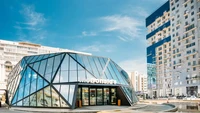 Gerai McDonalds di Batumi, Georgia ini sengaja dibuat penuh dengan kaca pada sisi luarnya. Didesain sejak tahun 2013, gerai ini memiliki bangunan modern yang futuristik. Foto: Architectural Digest