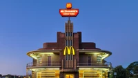 Gerai McDonalds Melbourne, Australia ini menempati hotel yang sudah dibangin sejak 1930an. Hingga kini penampilannya yang jadul tetapi keren masih dipertahankan. Foto: Architectural Digest