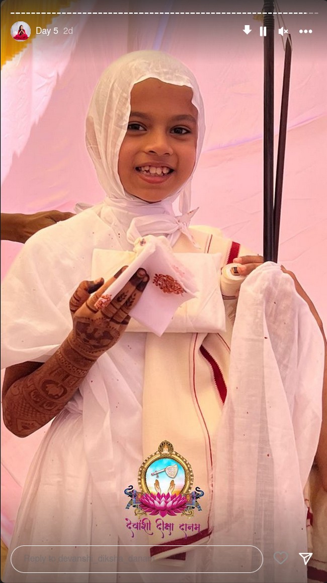 Dalam sebuah foto, Devanshi terlihat datang ke sebuah kuil untuk berganti pakaian duniawi dengan busana serba putih berbahan katun dan membotaki kepalanya.  Foto: Instagram