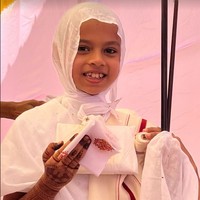 Dalam sebuah foto, Devanshi terlihat datang ke sebuah kuil untuk berganti pakaian duniawi dengan busana serba putih berbahan katun dan membotaki kepalanya.  Foto: Instagram