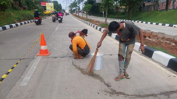 Dinas PUPR Depok menepis permukaan Jalan Boulevard GDC Depok, Jabar banyak mengalami keretakan. Mereka menyatakan jalan tersebut masih pemeliharaan. (dok PUPR Depok)