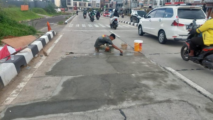 Dinas PUPR Depok menepis permukaan Jalan Boulevard GDC Depok, Jabar banyak mengalami keretakan. Mereka menyatakan jalan tersebut masih pemeliharaan. (dok PUPR Depok)