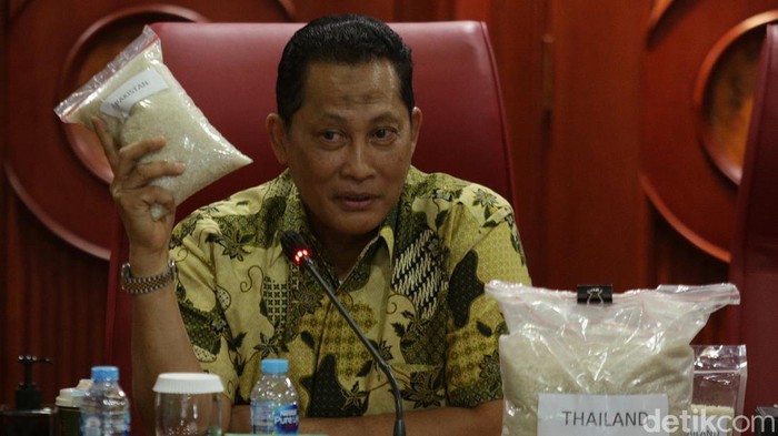 Dirut Perum Bulog Budi Waseso mengungkap ada mafia yang sengaja menjual beras dengan harga mahal. Hal ini yang membuat harga beras di pasaran masih tinggi.