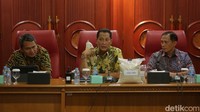 Ia juga mengatakan jika ada oknum Bulog yang tidak melayani arahan itu, dia tidak akan segan memecatnya. Apa lagi oknum itu yang melakukan penimbunan hingga beras hilang. 