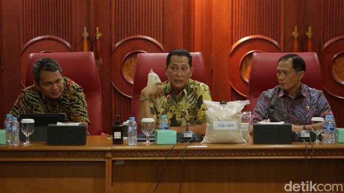 Dirut Perum Bulog Budi Waseso mengungkap ada mafia yang sengaja menjual beras dengan harga mahal. Hal ini yang membuat harga beras di pasaran masih tinggi.