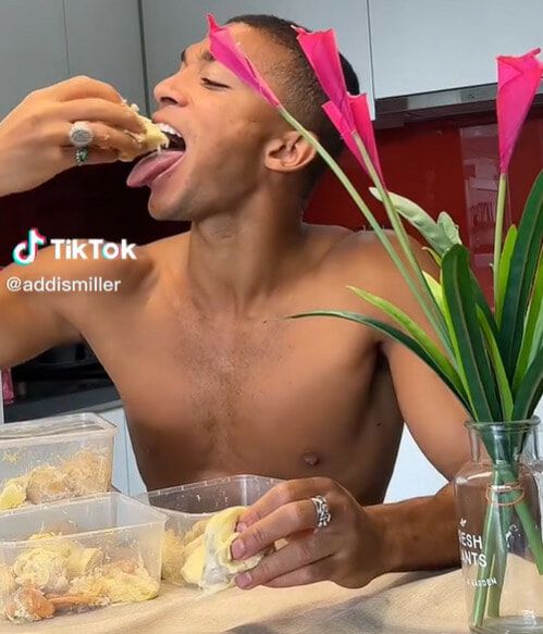 Doyan Banget! Bule Ini Makan Durian Setiap Hari Selama 3 Minggu