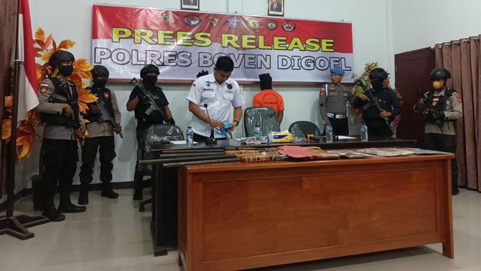 Dua pria di Boven Digoel ditangkap bawa 4 pucuk senjata api.