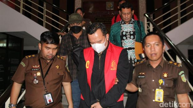 Dua tersangka korupsi SIMRS BP Batam ditahan jaksa.