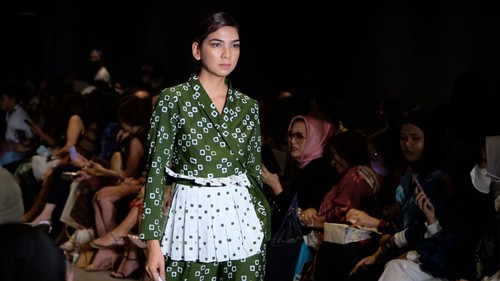 Ajang Indonesia Fashion Week (IFW) 2023 bakal digelar bulan depan. IFW 2023 akan memperkenalkan uniknya sulam Karawo dan pariwisata dari Gorontalo.