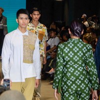 Model memperagakan busana dari sulam Karawo Gorontalo dalam pre event IFW 2023 di Jakarta, Jumat (20/1/2023).