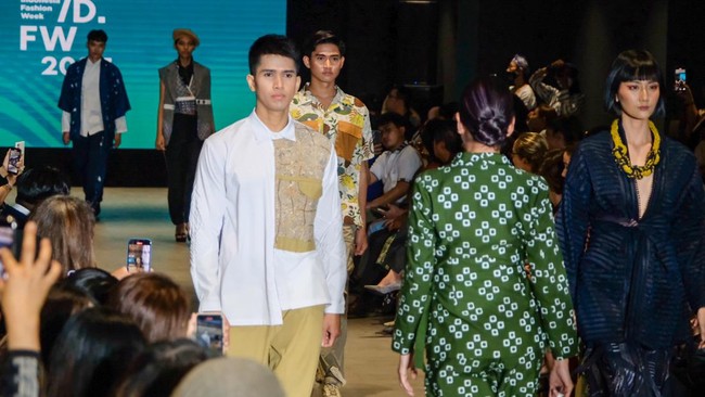 Model memperagakan busana dari sulam Karawo Gorontalo dalam pre event IFW 2023 di Jakarta, Jumat (20/1/2023).