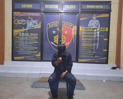 FK (25) pelaku penyebar foto bugil wanita di Bima yang ditangkap polisi. (IST)
