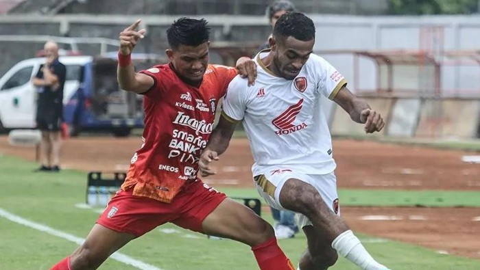 Gelandang Bali United Sandi Sute berduel dengan winger PSM Makassar Yakob Sayuri dalam laga lanjutan Liga 1 2022/2023.