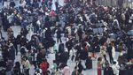 Arus Mudik Imlek, Ribuan Warga China Padati Stasiun Shanghai