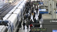 Setelah China mencabut pembatasan COVID-19 pada bulan Desember, ratusan juta orang China diperkirakan akan melakukan perjalanan selama periode libur Imlek. (Jung Yeon-Je/AFP via Getty Images)  