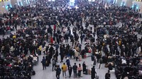Calon penumpang berkerumun di Stasiun Kereta Shanghai Hongqiao di Shanghai, China, Jumat (20/1/2023). (Long Wei/VCG via Getty Images)  