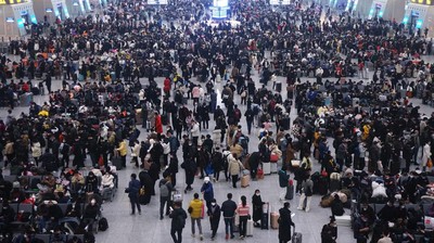 Arus Mudik Imlek, Ribuan Warga China Padati Stasiun Shanghai