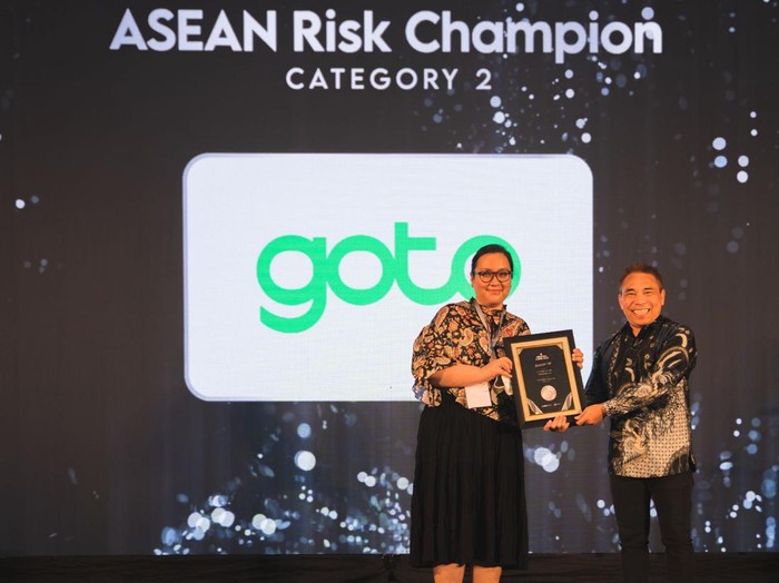 Group Head of Enterprise Risk Management GoTo Olivia Sitorus menerima penghargaan ASEAN Risk Awards 2022 di Bali, 9 Desember 2022.