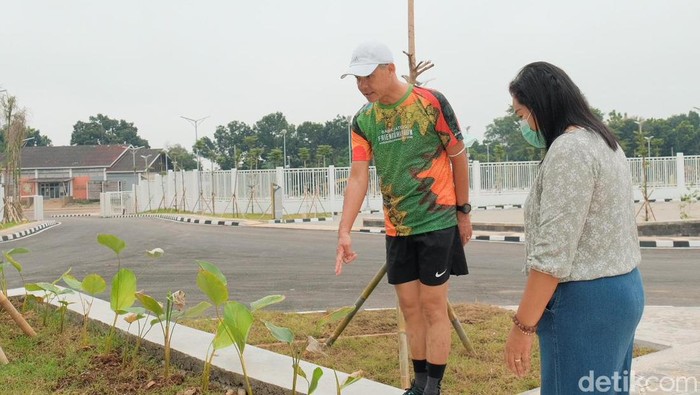 Gubernur Jateng Ganjar Pranowo saat sidak di Stadion Jatidiri, Jumat (20/1/2023).