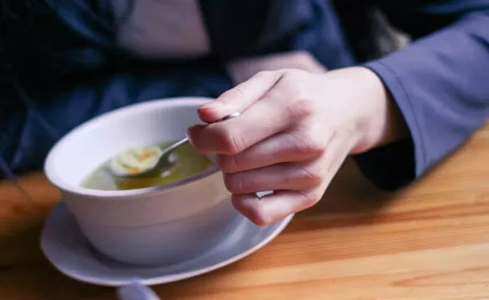 Hukum Makan dan Minum dengan Tangan Kiri Bagi Umat Muslim