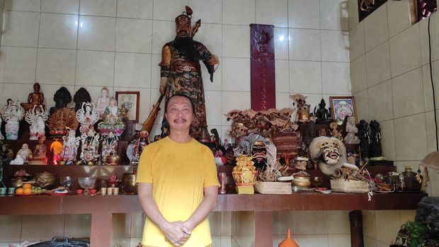 I Wayan Gunawan atau Jero Gede Kuning di Klenteng Sing Bie, di kawasan Jalan Gajah Mada, Denpasar.