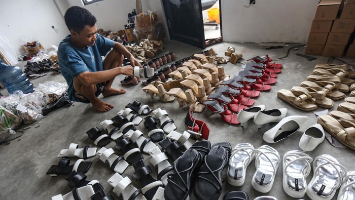 Pekerja menyelesaikan produksi alas kaki di OB Shoes, Bojongsari, Depok, Jawa Barat, Jumat (20/1/2023). Kementerian Perindustrian menyebut bahwa Industri Kecil dan Menengah (IKM) alas kaki prospektif naik kelas hingga mampu merambah pasar ekspor karena berinovasi dan mampu menjaga kualitas mutu. ANTARA FOTO/Asprilla Dwi Adha/foc.
