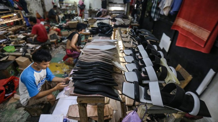 Pekerja menyelesaikan produksi alas kaki di OB Shoes, Bojongsari, Depok, Jawa Barat, Jumat (20/1/2023). Kementerian Perindustrian menyebut bahwa Industri Kecil dan Menengah (IKM) alas kaki prospektif naik kelas hingga mampu merambah pasar ekspor karena berinovasi dan mampu menjaga kualitas mutu. ANTARA FOTO/Asprilla Dwi Adha/foc.