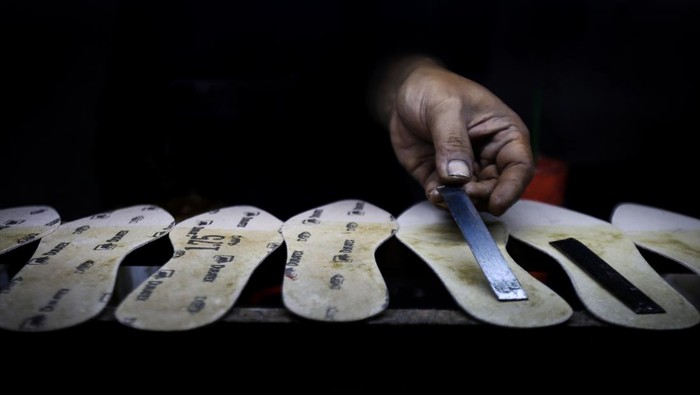 IKM ALAS KAKI BERPOTENSI RAMBAH PASAR EKSPOR Pekerja menyelesaikan produksi alas kaki di OB Shoes, Bojongsari, Depok, Jawa Barat, Jumat (20/1/2023). Kementerian Perindustrian menyebut bahwa Industri Kecil dan Menengah (IKM) alas kaki prospektif naik kelas hingga mampu merambah pasar ekspor karena berinovasi dan mampu menjaga kualitas mutu. ANTARA FOTO/Asprilla Dwi Adha/foc.